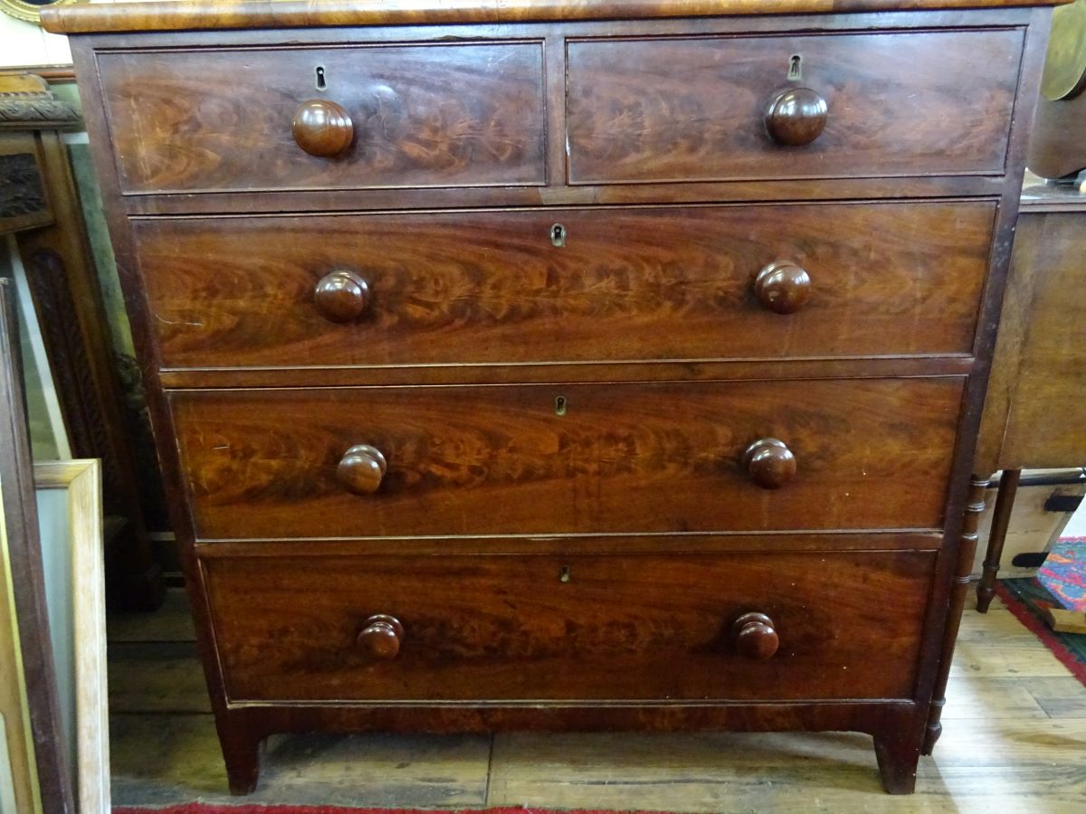 Early Victorian mahogany chest of drawers